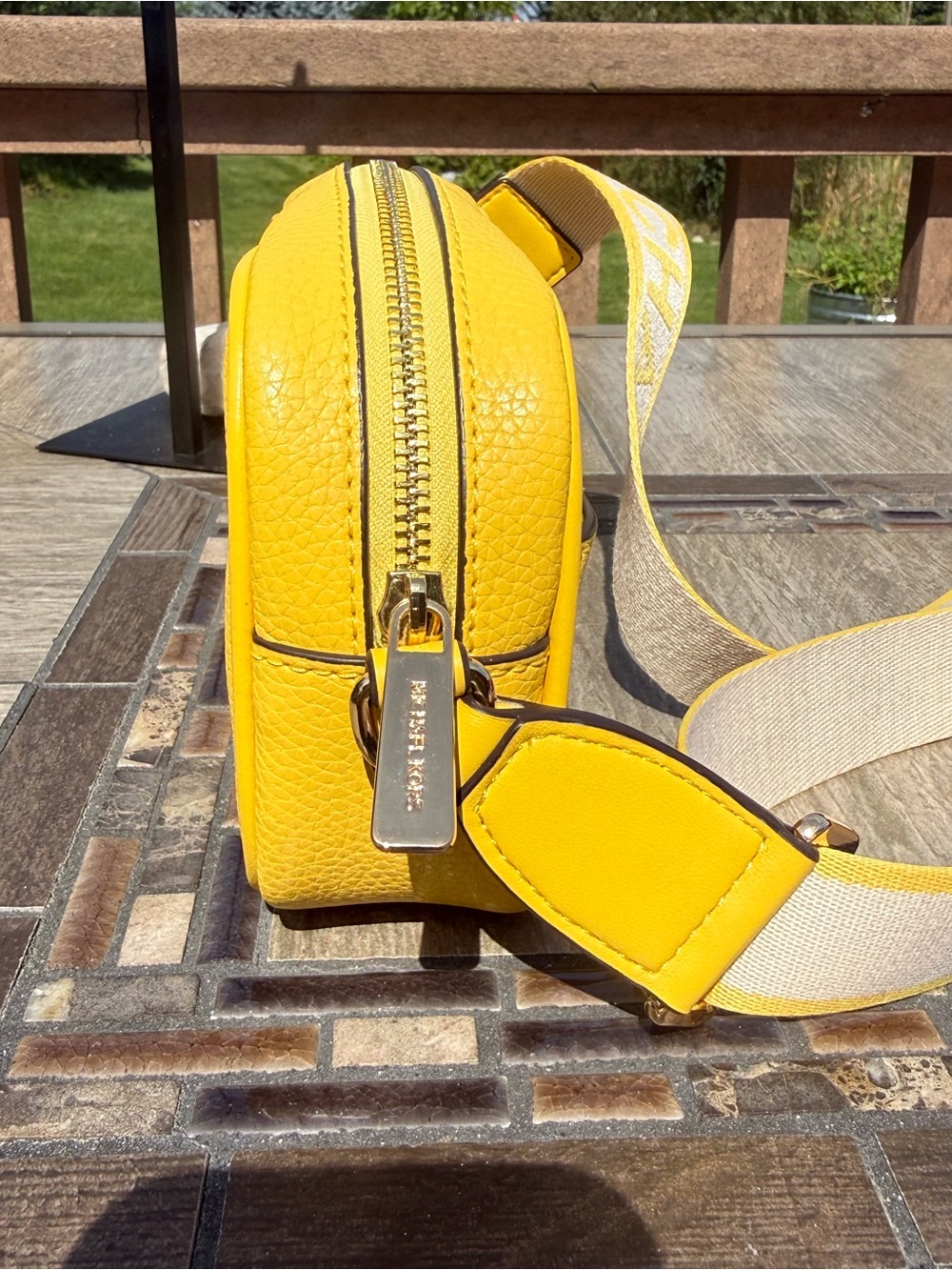 EUC Michael Kors Maisie Small 2-in-1 Camera Yellow Crossbody
Bag - Picture 9 of 15
